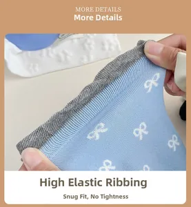 Détail du revers élastique sur chaussettes bleu clair avec nœud style ballet