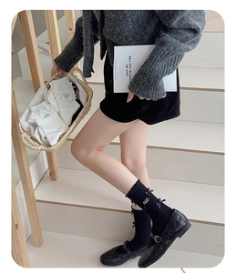 Détail de chaussettes mi-bas Lolita avec nœuds 3D et broderie de lettres MD