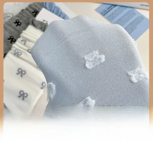 Détail macro de la pointe renforcée des chaussettes à nœud style ballerine avec maille