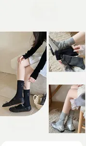 Détail de chaussettes grises mi-mollet avec un élégant nœud orné de strass brillants