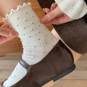 Chaussettes à pois blanc crème avec bordures à volants et style rétro mignon