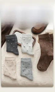 Détail du lot de 5 paires de chaussettes en coton fleuries sur fond de lin vintage