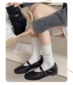 Détails de broderie MD et nœuds 3D sur ces chaussettes douces de style Lolita