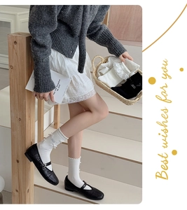 Gros plan de chaussettes blanches avec bordure en dentelle et nœud papillon doux