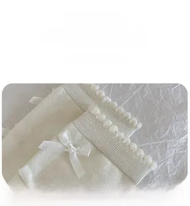 Détail de chaussettes Lolita blanches avec bordure en dentelle et un nœud en soie blanc