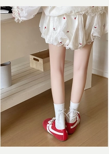 Détail de chaussettes blanches avec un nœud en ruban de soie au talon et texture côtelée