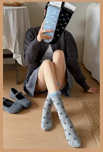 Détails de chaussettes style ballet avec jacquard de nœuds noirs et bords en dentelle