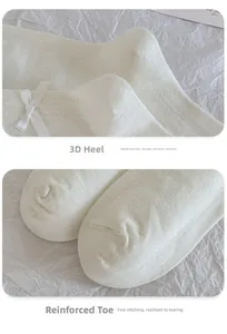 Détails de chaussettes en coton blanc avec nœuds en soie et coutures renforcées au talon