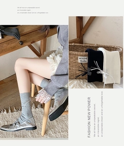 Détail de chaussettes mi-mollet en maille grise avec nœud en strass au talon femme