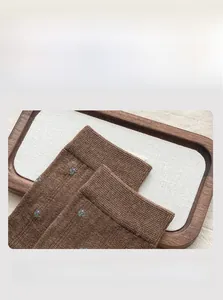 Détail du revers élastique sur chaussettes marron en coton avec broderies florales