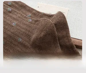 Gros plan détaillé du talon de chaussette marron café avec broderie florale