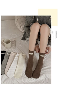 Détails de chaussettes en coton côtelé avec bords festonnés et étiquettes en tissu