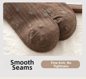 Gros plan de chaussettes marron à fleurs montrant une couture lisse et fine maille