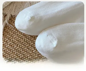 Détail macro de la couture renforcée aux orteils sur chaussettes en maille grise