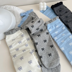 Chaussettes style ballet avec motifs de nœuds et bords à volants en quatre coloris