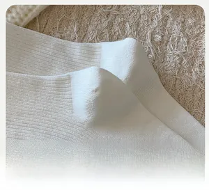 Détail de chaussettes en tricot côtelé blanc montrant le talon 3D renforcé et doux