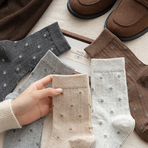 Chaussettes mi-mollet en tricot à fleurs rétro dans des tons neutres et coton doux
