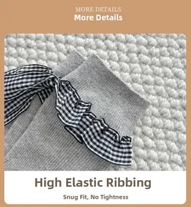 Détail du revers côtelé extensible avec bordure à volants à carreaux noirs et blancs sur chaussettes