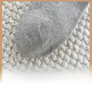 Gros plan sur la couture renforcée des orteils de chaussettes en tricot gris chiné