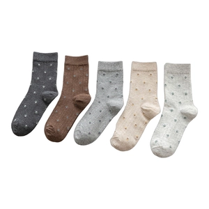 Lot de cinq paires de chaussettes à fleurs vintage en gris et beige avec côtes