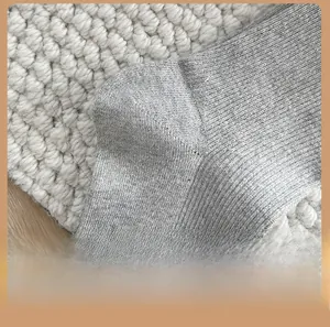 Détail du talon de la chaussette en coton gris avec une texture tricotée fine