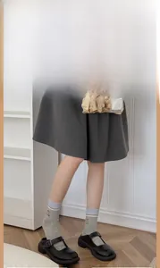 Dettaglio calzini in cotone grigio con strisce bianche e ricamo a forma di orso