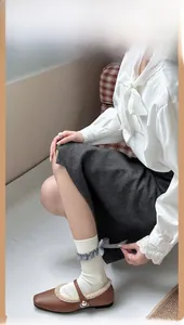 Chaussettes blanches Lolita avec ruban gris et dentelle portées avec jupe grise