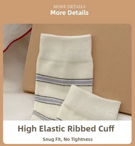 Dettaglio del polsino elastico a coste su calze a righe blu da donna in cotone