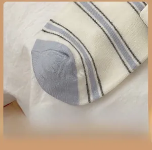 Dettaglio calzini in cotone a righe blu con tallone rinforzato e lavorazione a maglia