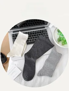 Detaillierte Strickstruktur minimalistischer Baumwollsocken in Grau und Off-White