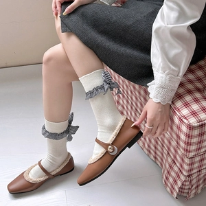 Chaussures Mary Jane en cuir marron avec bordure peluche et chaussettes à nœud