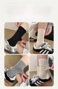 Detail von hochelastischen Socken in neutralen Farben zeigt das dehnbare Material
