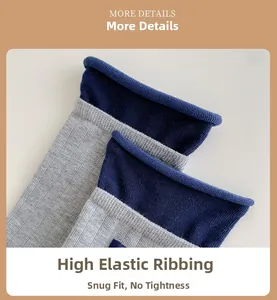 Dettaglio del polsino a coste elasticizzato su calze di cotone grigio con bordo blu