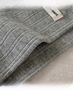 Détail macro de chaussettes en maille grise montrant le talon renforcé et la couture fine