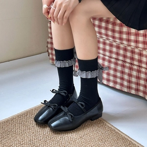 Chaussettes grises style Lolita avec volants à carreaux et chaussures Mary Jane