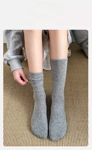 Detail der hochelastischen Rippbündchen an grauen Strick-Mittelsocken für bequemen Sitz