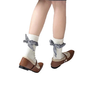 Chaussettes mi-mollet blanches côtelées avec nœud à carreaux et Mary Janes
