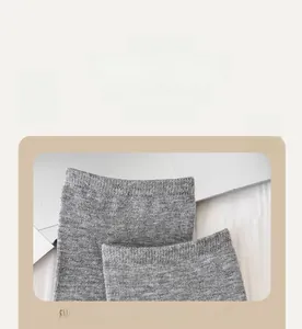 Detail der weichen elastischen Bündchen an grauen Strick-Slouch-Socken für hohen Komfort
