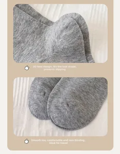 Detail grauer Socken mit 3D-Fersendesign und flach genähter Zehenpartie im Close-up
