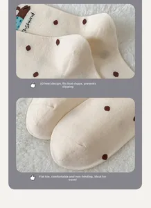 Detail der Dackel-Stickerei, 3D-Fersendesign und flache Zehennaht an den Baumwollsocken