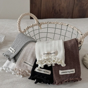 Cinq paires de chaussettes en maille côtelée avec bordure ondulée et étiquettes en tissu