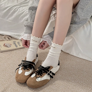 Chaussures rétro bicolores en cuir avec doubles boucles et chaussettes à volants