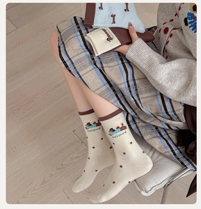 Detailansicht der Dackelmuster-Socken aus weicher Baumwolle mit Kontrastbündchen