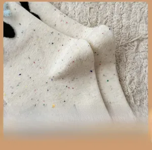 Dettaglio ravvicinato di calze in maglia con motivo a pois e tallone rinforzato