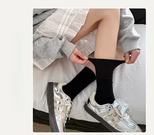 Nahaufnahme der hochelastischen schwarzen Baumwollsocken mit Rippstrick-Textur und Dehnung