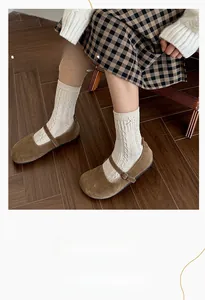Chaussures Mary Jane en daim marron avec chaussettes en tricot torsadé crème doux