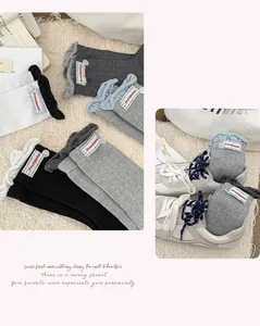 Detail von Socken mit Rüschenbündchen, Knöpfen und Buchstaben-Patches in vielen Farben