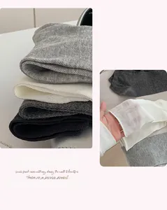 Dettaglio di scaldamuscoli traspiranti ultrasottili con texture in seta elastica grigia