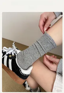Nahaufnahme hellgrauer gerippter Strick-Socken mit weicher Textur und hoher Elastizität