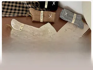 Détail de chaussettes en maille torsadée Mary Jane avec petits nœuds en divers coloris